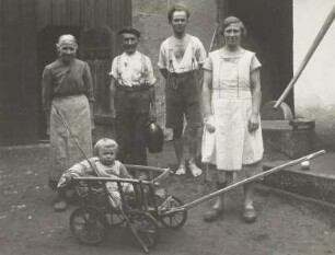 Malschendorf Nr. 25. Familie des Fotografen auf dem elterlichen Kleinbauernhof