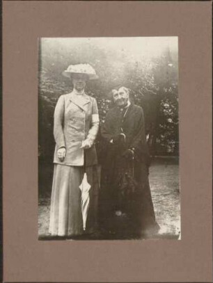 Großherzogin Luise mit Königin Viktoria von Schweden, Ganzfigur.