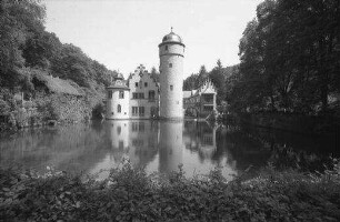 Mespelbrunn: Schloss mit Teich