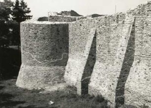 Suceava, Rumänien. Ruine der Festung (14./15. Jh.). Äußerer Mauerfuß (z. T. rekonstruiert)