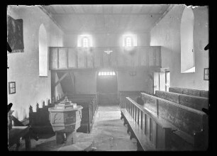 Innenraum der Veitskirche in Eichel mit Kirchenbänken, Taufstein und Empore