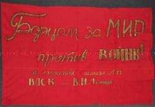 Rote Fahne mit russischer Aufschrift