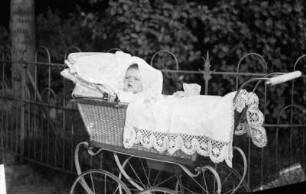 Kleinstkind im Kinderwagen