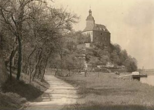 Nordsächsisches Tiefland. Schloss Hirschstein. Ansicht stromauf vom linken Uferweg (Südansicht)