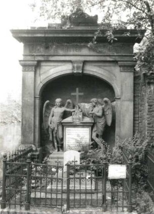 Grabmal der Familie Ritter von Hella : Grabmal der Familie Ritter von Hella. Sandstein. Prag-Královské Vinohrady, Olšaner Friedhof