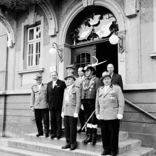 Schützenfest: Veranstalter Schützenverein Reinfeld und Umgebung von 1954 e.V.: Umzug: Paul-von-Schoenaich-Straße: Rathaustreppe: Schützenkönig Gustav Adolf Kummerfeld, sein zweiter Ritter Kurt Höhmeier, Jungschützenkönig Hargen Rohde, Vorsitzender des Schützenvereins Eugen Richter, Bürgermeister Richard Hingst, stellvertretender Bürgervorsteher Edgar Keiselt, Stadtamtmann Reese und Leutnant der Tiroler Schützen der Schützenkompanie Wilten (bei Innsbruck) Ludwig Koll erwarten den Zug, 9. September 1962