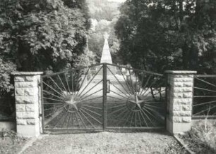 Dippoldiswalde, Altenberger Straße. Sowjetischer Ehrenfriedhof (1945). Eingangstor