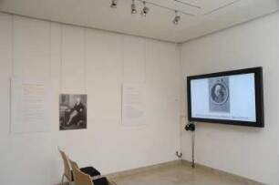 Informationstafeln an der Ost-Wand. Lebenslauf, historische Originalfotografie des verschollenen Ölporträts und Sitzecke am Monitor
