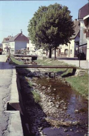 Heitersheim: Dorfbach Richtung Brücke; von Süden