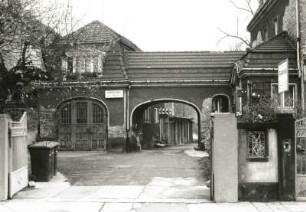 Coswig, Robert-Blum-Straße 9. Wohnhaus (um 1910), Torhaus