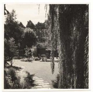Garten Zintsch, Berlin-Zehlendorf: Plattenweg zur Gartenlaube