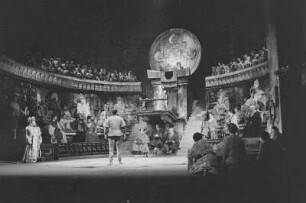 Szenenbilder aus der Oper "Turandot" von Giaccomo Puccini in der Inszenierung von Walter Felsenstein (musikal. Leitung: Václav Neumann, Bühnenbild und Kostüme: R. Heinrich). Komische Oper Berlin, 25.01.1958 : Mit Sigrid Ekkehard in der Titelpartie, Hermin Esser als Kalaf, Herbert Rössler als Timur, Erwin Wohlfahrt als Pang, Uwe Kreyssig als Ping, Werner Enders als Pong, Irmgard Arnold als Liu u. a.
