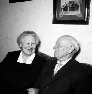 Ahlers, Emil und Frieda: geboren 1885 und 1894: Emil von 1951 bis 1959 Amtmann des Amtes Lütjensee, von 1940 bis 1956 Amtswehrführer der Amtsfeuerwehr Lütjensee: Einwohner von Lütjensee: Goldene Hochzeit am 23. März 1962