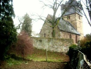 Ansicht von Südwesten mit Kirche über Kirchhofmauer (mit Schießscharte) über Feldseite