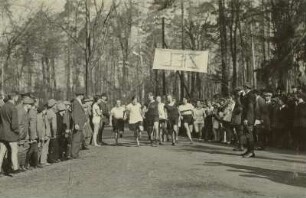 Natürliches Turnen. Waldlauf der weiblichen Jugend