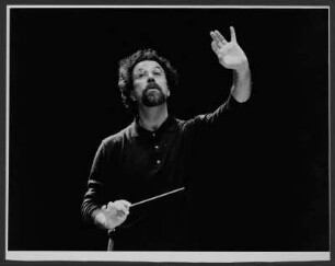 Giuseppe Sinopoli : Portrait des Dirigenten Giuseppe Sinopoli bei einem Konzert mit der Staatskapelle während der Japan-Tournee 1998