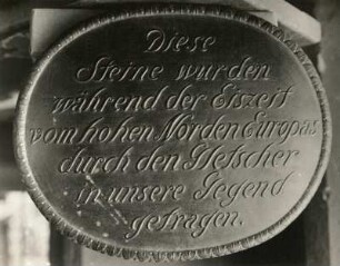 Naturschutztafel. Eiszeit-Findlinge