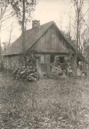Flachsverarbeitung im Spreewald : Handwerkstechniken - Spinnerei und Flachsverarbeitung. Ort: Bórkowy / Burg-Spreewald. Brechen und Schwingen von Flachs.