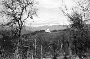 Campulung: Straße nach Targoviste, Hintergrund Kirche und Berge