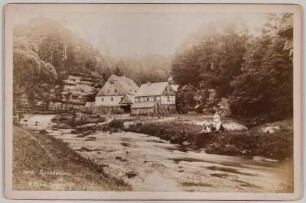 Böhmische Schweiz. Grundmühle im Kamnitztal (Kamenice). Photographie; 104 x 164 mm. Aufnahme 1883