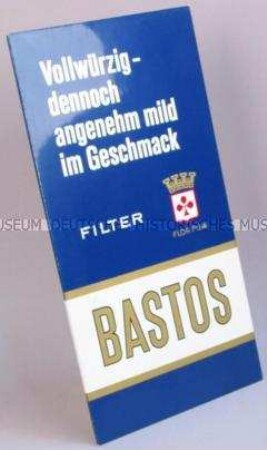 Werbeaufsteller für "Bastos"-Zigaretten