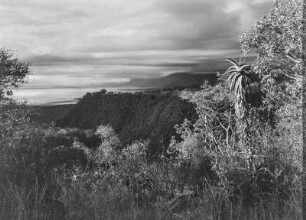 Manyara-See : Blick auf Felsformationen am Ufer des Manyara-Sees