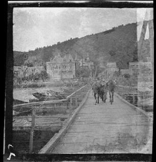 "Übergang über eine Kriegsbrücke bei Wépion (Stadt Namur, Belgien)" (Rückansicht, Distanzaufnahme)