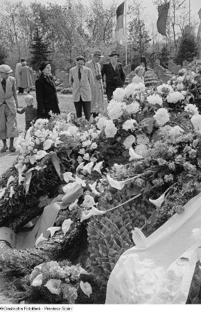 Ansicht des mit Blumen und Kränzen geschmückten Sowjetischen Ehrenmals auf dem Ostfriedhof