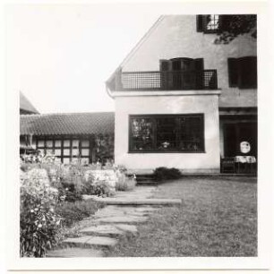 Garten Hermann Leinweber, Berlin-Schlachtensee: Haus Gartenseite mit Plattenweg