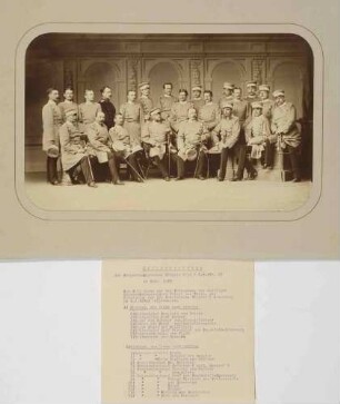 Offizierkorps (zweiundzwanzig Personen) des Regiments bei Ernennung Wilhelm von Kurz, Oberst zum Kommandeur der 22. Kavallerie-Brigade von 1874-1884, teils stehend oder sitzend in Fotoatelier vor Arkadenkulisse