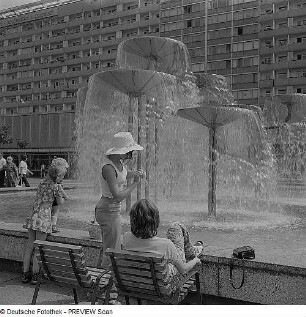 Wasserspiel mit Schalen : Dresden. Sich Ausruhende am Brunnenrand der Wasserspiele mit Schalen