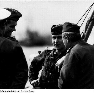 Deutschland . Nationale Volksarmee - Seestreitkräfte. Leutnant zur See im Gespräch mit zwei Matrosen an Bord eines Schiffes