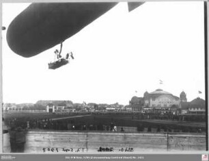 Internationale Luftschiffahrt-Ausstellung (ILA): Luftschiff Parsevall beim Landeanflug, im Hintergrund Festhalle