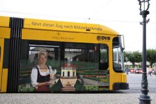 Dresden-Altstadt. Straßenbahn mit Werbung für Schloss Wackerbarth am Theaterplatz