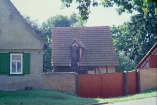 Wohnhaus wie vorige Bilder mit zughörigem Hoftor, Hof, Wirtschaftsgebäuden
