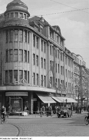 Mit Fahne geschmücktes Handelsorganisation-Kaufhaus