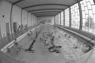 Badebetrieb im Adolf-Ehrmann-Bad Neureut