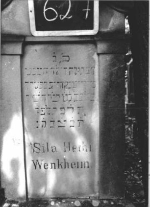 Grabstein 627 (Index: 99895294) Material: Sandstein Zustand: gut Maße HxBxT: 152x52x20 cm Beschreibung: Stele mit langgezogenem Konvexbogenabschluss; Sockel Symbolik: Blüte: Grabstein 627 (2)