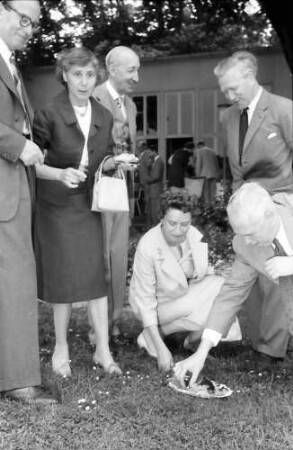 Chemiker; Maikäferrede: Arne Tiselius, Frau Tiselius, Hévesy, Gräfin Karin Bernadotte, Lord Alexander Todd of Trumpington, dahinter stehend Granberg