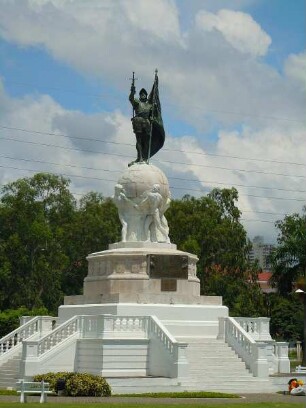 Panama-City - Denkmal für den Eroberer Balboa : Die Skulptur des spanischen Eroberers Balboa steht auf einer steinernen Erdkugel. Aufgenommen am 14. September in Panama-City