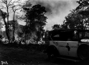 Waldbrand : Expeditionslastwagen an einem Waldbrand