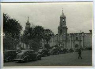 Plaza de Armas mit parkenden Autos vor der Kathedrale in Arequipa, Peru