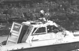 Patrouillenboot am Spreeufer am Schiffbauerdamm