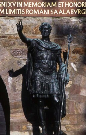 Römerfigur im Taunus : Römerfigur vor dem Museum Saalburg im Taunus, aufgenommen ca. 1993