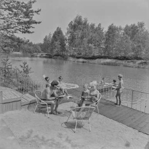 Waldsee Biehain : Waldsee Biehain. Anlegestelle mit Badegästen