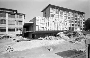 Freiburg: Uni-Bauten, Plastik "Raumknoten" am Institut (Ausschnitt)