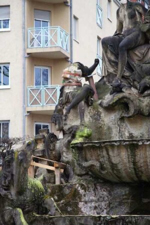Neptunbrunnen : Neptunbrunnen. Sandstein; Breite ca. 40 m (1746; L. Mattielli; Z. Longuelune). Detail mit Sicherung beschädigter Figuren. Dresden-Friedrichstadt, Garten des Marcolini-Palais