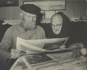 Hamburger Ehepaar beim Zeitungslesen