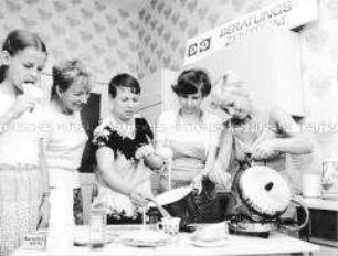 Frauen in Suhl: Gemeinsames Waffelnbacken im DFD-Beratungszentrum