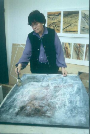 Bonn. Frauenmuseum. Künstlerin Boulboullè bei der Arbeit im Gast-Atelier